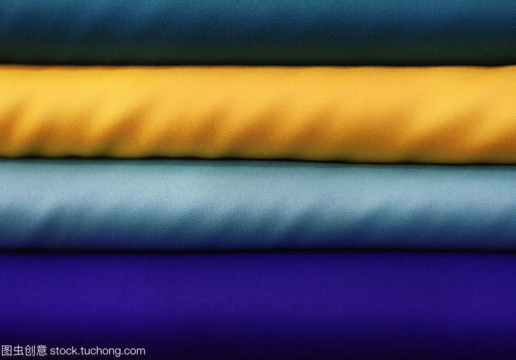 黄与蓝 纺织世界中的色彩交织